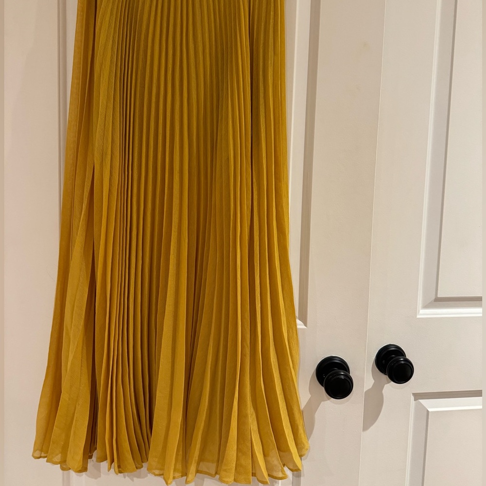 BCBG Maxazria maxi chiffon linen skirt. Bright beautiful yellow.